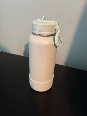 Insulated Mint Green Travel Water Bottle with Flip Lid